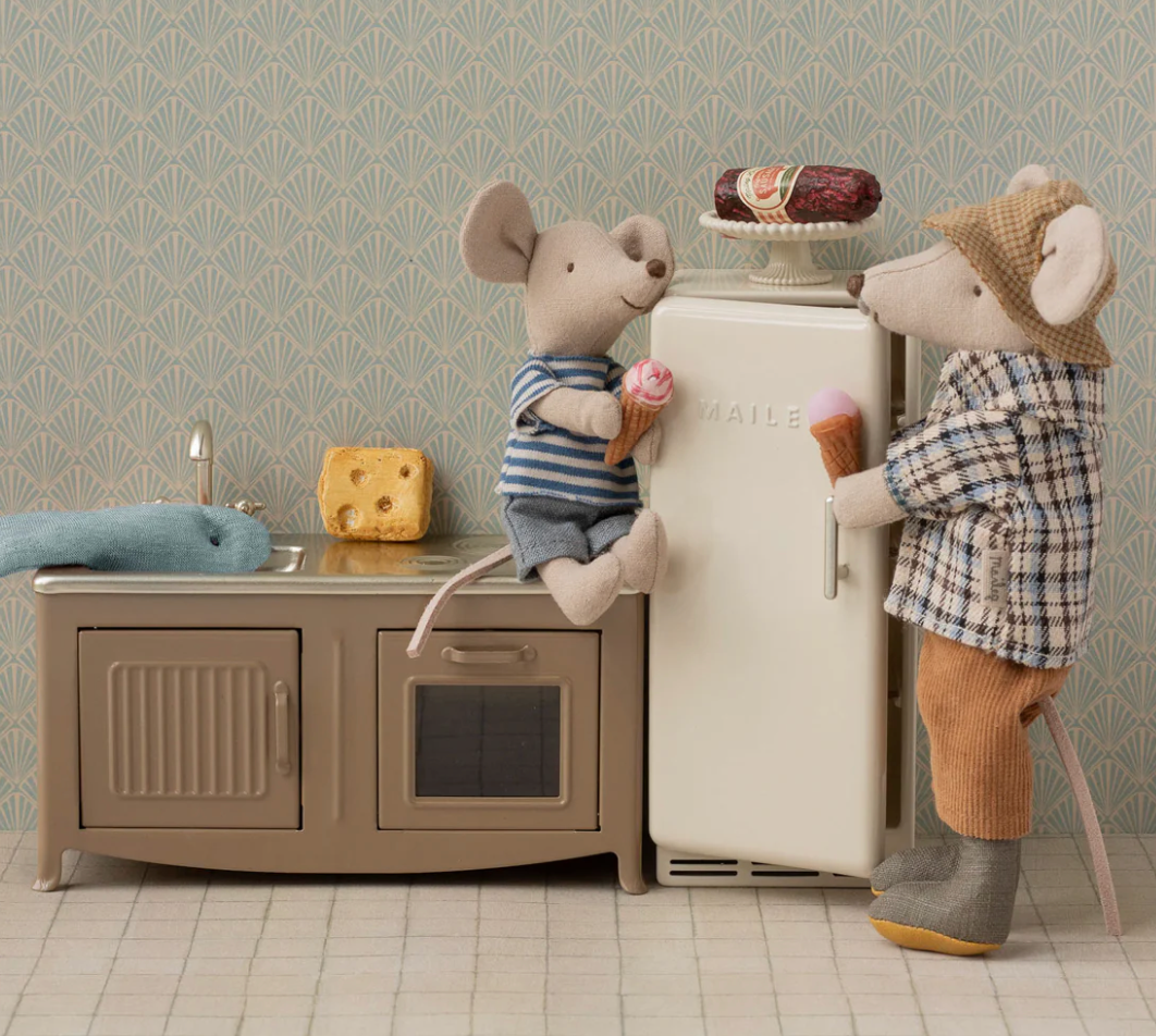 Maileg Metal Fridge for mouse in off white