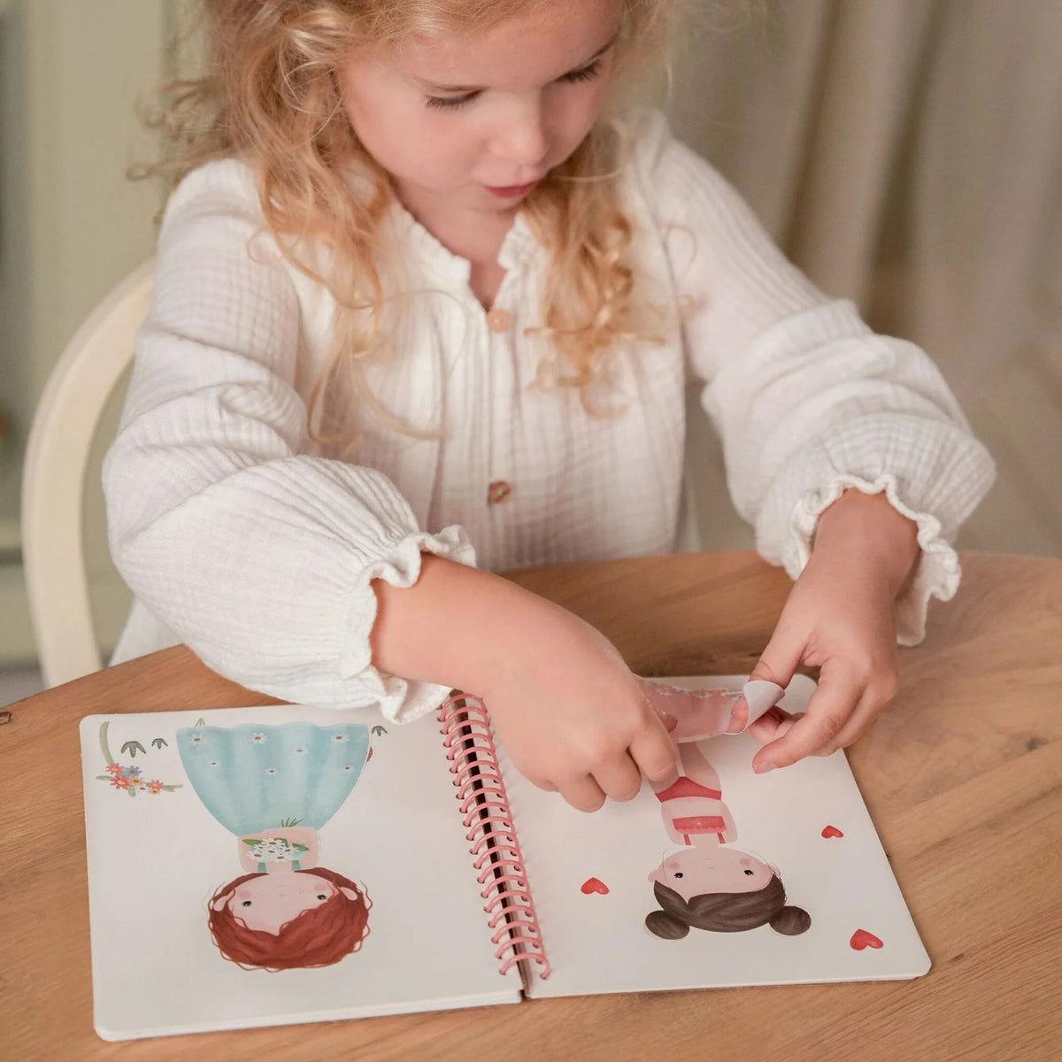 Little Dutch Dress me up Rosa and friends sticker book